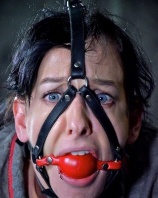 Elise graves ist nackt gebunden in Metall und Leder mit ballgag
 #71962488