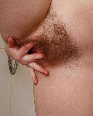 Süße haarige Muschi Brünette spreizt Busch in der Dusche
 #77309665