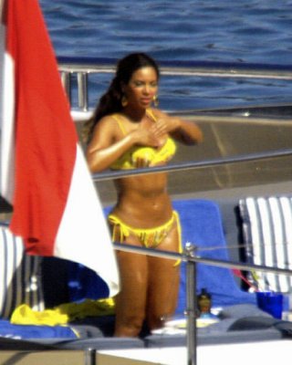 Beyonce Knowles Show Great Ass And Look Sexy In Yellow Bikini