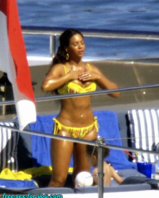 Beyonce Knowles Show Great Ass And Look Sexy In Yellow Bikini