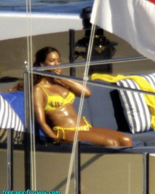 Beyonce Knowles Show Great Ass And Look Sexy In Yellow Bikini