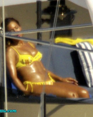 Beyonce Knowles Show Great Ass And Look Sexy In Yellow Bikini