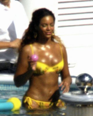 Beyonce Knowles Show Great Ass And Look Sexy In Yellow Bikini