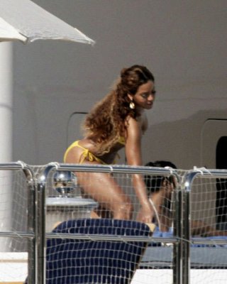 Beyonce Knowles Show Great Ass And Look Sexy In Yellow Bikini