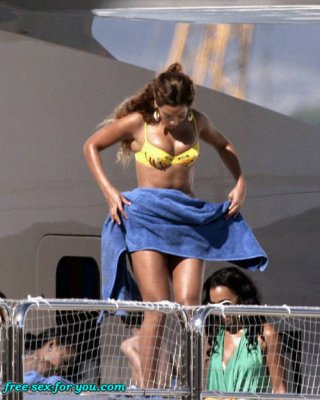 Beyonce Knowles Show Great Ass And Look Sexy In Yellow Bikini