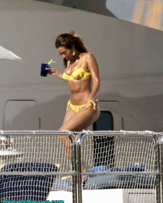 Beyonce Knowles Show Great Ass And Look Sexy In Yellow Bikini