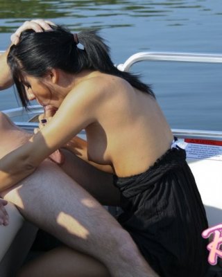 Raven da una mamada caliente en un barco
 #70544696