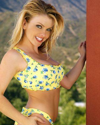 Sexy Blume angela zeigt ihre Ware am Pool
 #70917023