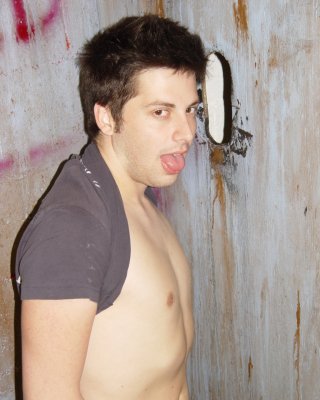 Geiler Kerl saugt starken Schwanz in schwuler Gloryhole-Action
 #76963182