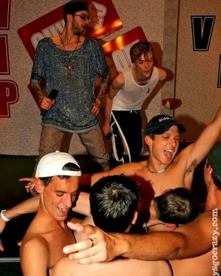 Artistas de hip hop rudos abusando de groupies gay ansiosos
 #76991150