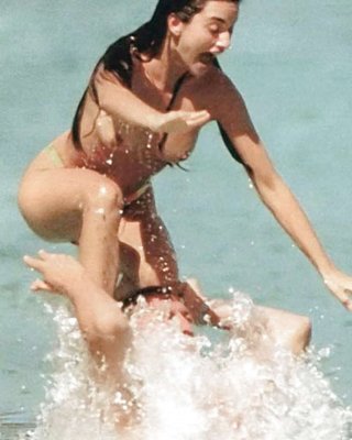 Penelope Cruz gibt Paparazzi tollen Blick auf ihre Titten am Strand
 #75288110