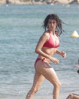 Penelope Cruz gibt Paparazzi tollen Blick auf ihre Titten am Strand
 #75288119