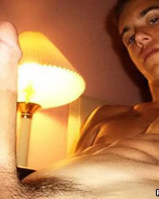 Hunk Kerl trägt nur seine Boxershorts und zeigt seine Muskeln
 #76945279