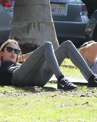 Alessandra ambrosio zeigt ihren Arsch in Strumpfhosen beim Workout in einem Park in S
 #75178932