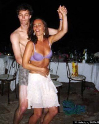Pippa middleton tanzt ohne bh und genießt oben ohne auf einer yacht
 #75305279