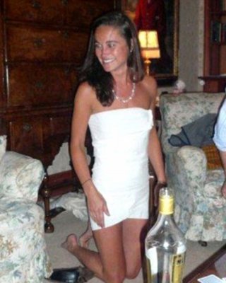 Pippa middleton tanzt ohne bh und genießt oben ohne auf einer yacht
 #75305281