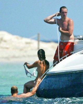 Pippa middleton tanzt ohne bh und genießt oben ohne auf einer yacht
 #75305284