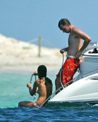 Pippa middleton tanzt ohne bh und genießt oben ohne auf einer yacht
 #75305286