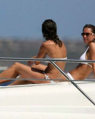 Pippa middleton tanzt ohne bh und genießt oben ohne auf einer yacht
 #75305287
