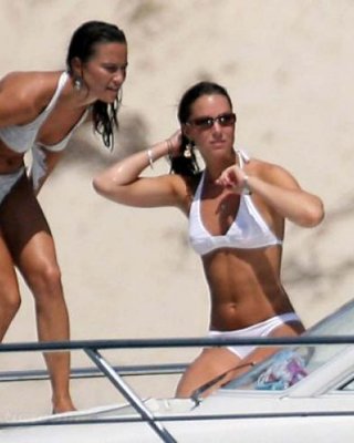 Pippa middleton tanzt ohne bh und genießt oben ohne auf einer yacht
 #75305289