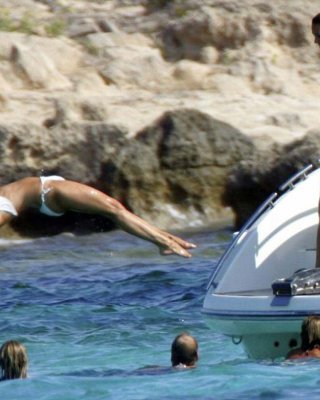 Pippa middleton tanzt ohne bh und genießt oben ohne auf einer yacht
 #75305298