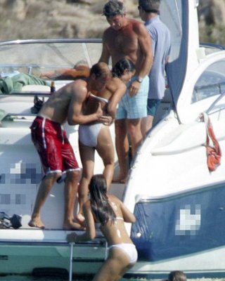 Pippa middleton tanzt ohne bh und genießt oben ohne auf einer yacht
 #75305299
