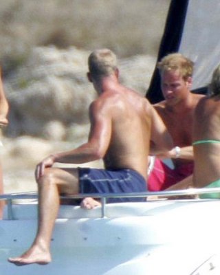 Pippa middleton tanzt ohne bh und genießt oben ohne auf einer yacht
 #75305302