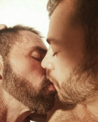 Zwei muskulöse haarige Kumpel genießen heißes Vorspiel und Sperma
 #76944379