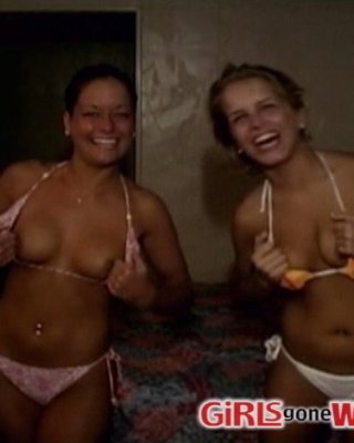 日焼けした2人のビキニ美女が若くて元気なおっぱいを見せてくれる
 #73207209