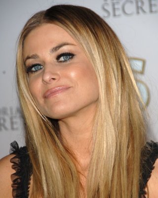 Carmen electra sitzt nackt auf einem Stuhl und zeigt Titten und Arsch
 #75435846