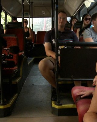 Babe wird im Freien gestrippt und gefesselt und gefickt im öffentlichen Bus
 #71985610