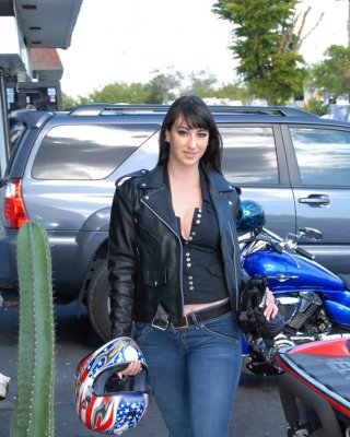 ホットな巨乳バイカーベイブがバイクに叩きつけられるスラムミン・フュージョン
 #71035830