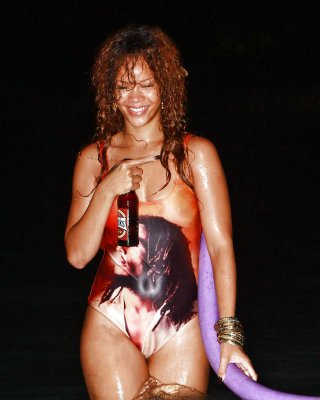 Rihanna ganz nass und sexy im Badeanzug am Strand von Paparazzi erwischt
 #75292767