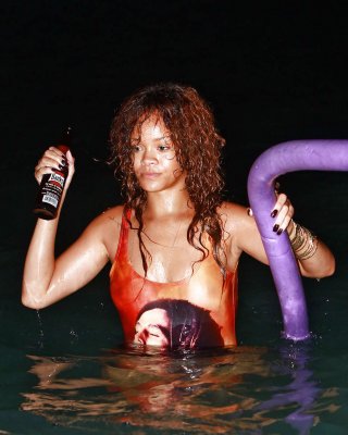 Rihanna ganz nass und sexy im Badeanzug am Strand von Paparazzi erwischt
 #75292772