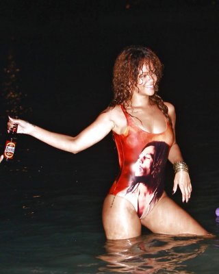 Rihanna ganz nass und sexy im Badeanzug am Strand von Paparazzi erwischt
 #75292776