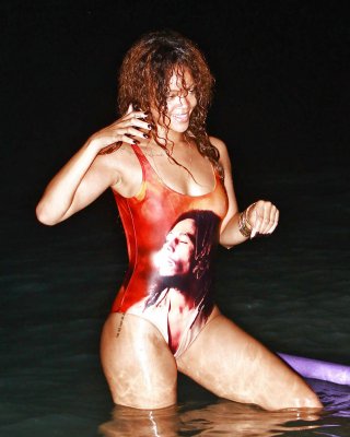 Rihanna ganz nass und sexy im Badeanzug am Strand von Paparazzi erwischt
 #75292781