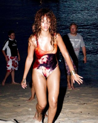 Rihanna ganz nass und sexy im Badeanzug am Strand von Paparazzi erwischt
 #75292797