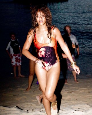 Rihanna ganz nass und sexy im Badeanzug am Strand von Paparazzi erwischt
 #75292802