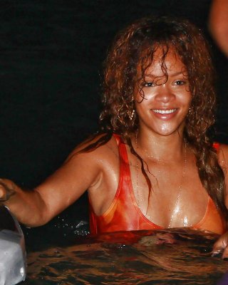 Rihanna ganz nass und sexy im Badeanzug am Strand von Paparazzi erwischt
 #75292805