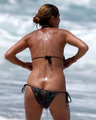 Busty Heidi Klum Nipple Slip On A Beach In Hawaii