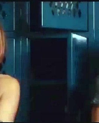 Miley cyrusは彼女のブラウスを脱いで、ブラジャーでおっぱいを見せる
 #75276606