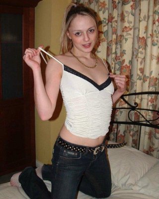 Hot blonde Freundin nimmt ihre Kleidung aus heimlich
 #74951100