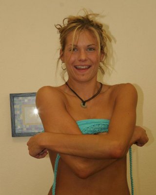 Blondes Teenie-Babe wird nackt und zeigt ihre Muschi vor Kameras
 #78949247