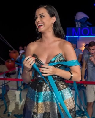 Katy Perry Showing Big Cleavage In A Hot Strapless Dress At The Smurfs 2 Party A