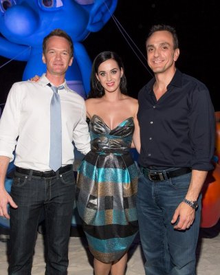 Katy Perry Showing Big Cleavage In A Hot Strapless Dress At The Smurfs 2 Party A