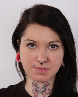 Tätowierte Amateur-Teenager posieren
 #67406317