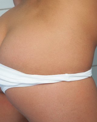 Penny seift ihren Teenager-Körper unter der Dusche ein
 #76159216