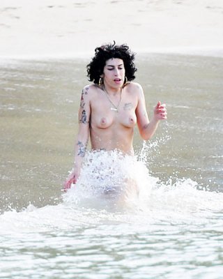 Amy Winehouse Showing Their Super Sexy Ravishing Body And Pick