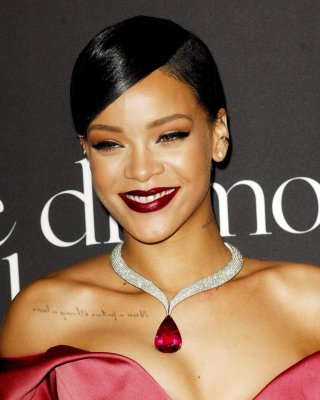 Rihanna zeigt riesiges Dekolleté beim 1. jährlichen Diamond Ball im Vineyard in
 #75178643