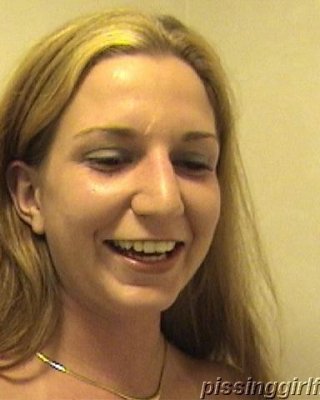 濡れた小便をする彼女
 #73295302